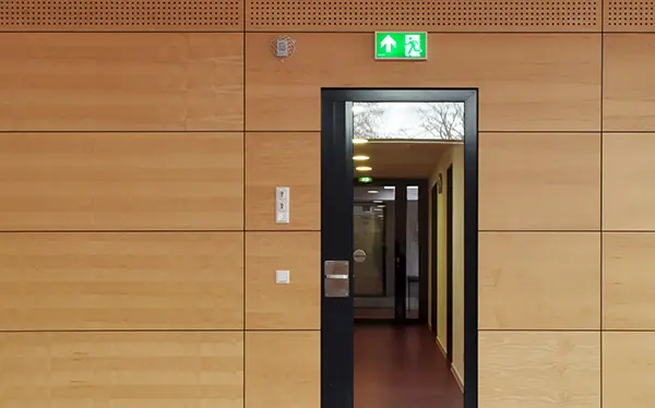 INOTEC Noodverlichting SNP 8030 bal- en slagvaste LED-vluchtrouteaanduiding armatuur voor robuuste omgevingen INOTEC Noodverlichting SNP 8030 robuste pictogramarmatuur