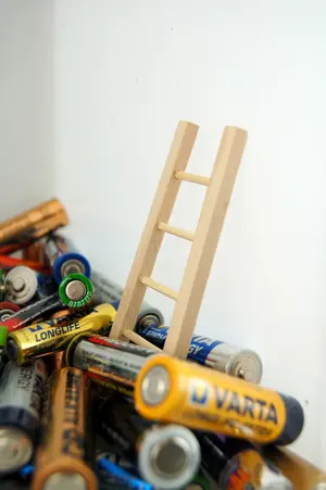 Hoge kosten voor vervangen batterijen, arbeid en evt. hoogwerker.