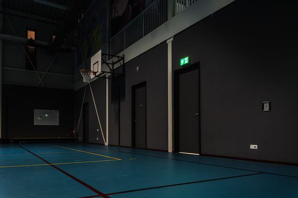 INOTEC Noodverlichting SNP 8030 bal- en slagvaste LED-vluchtrouteaanduiding armatuur voor gymnastiekhallen en sporthallen